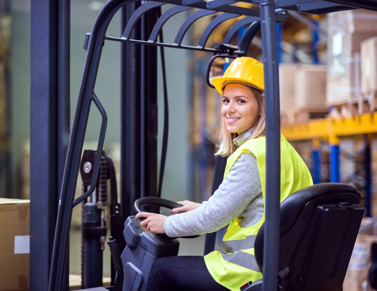Vrouw op reachtruck