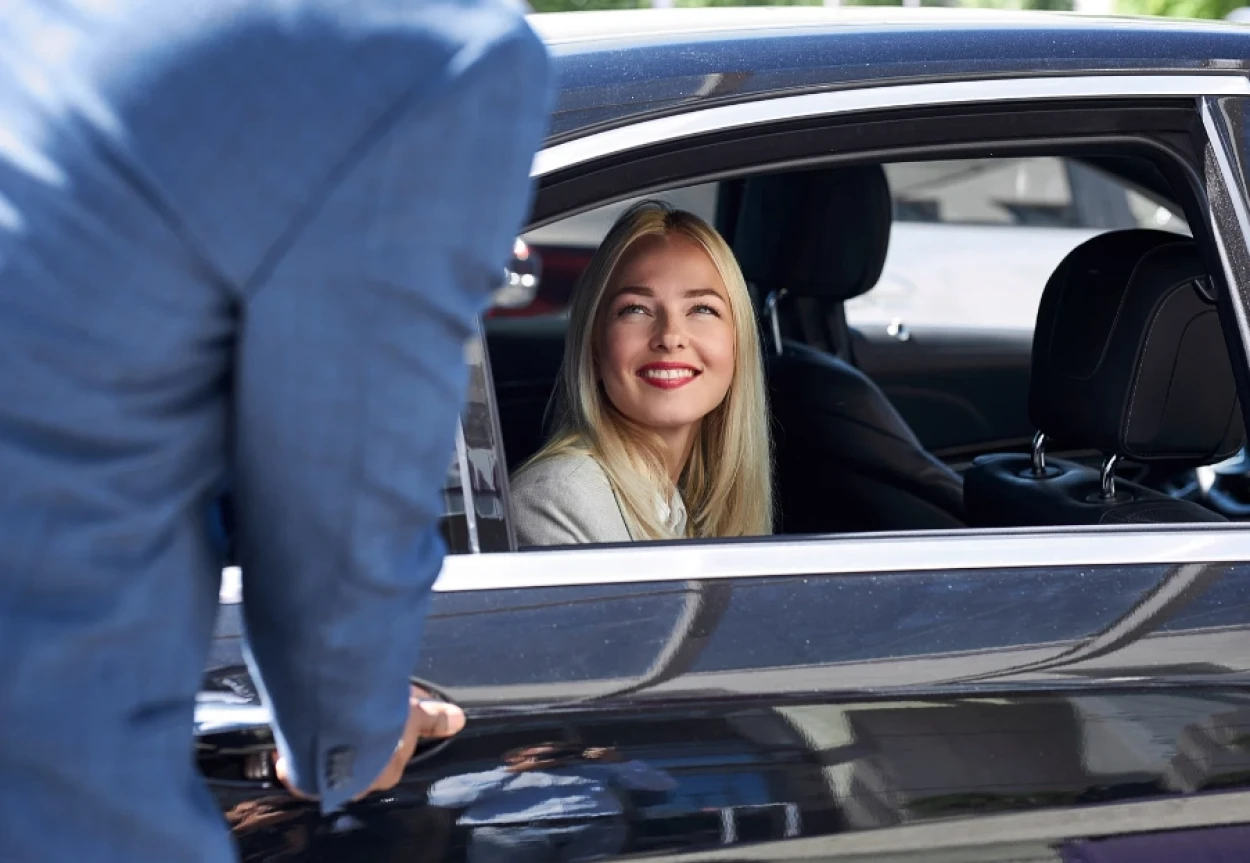 Vrouw bij chauffeur in de auto Privéchauffeur