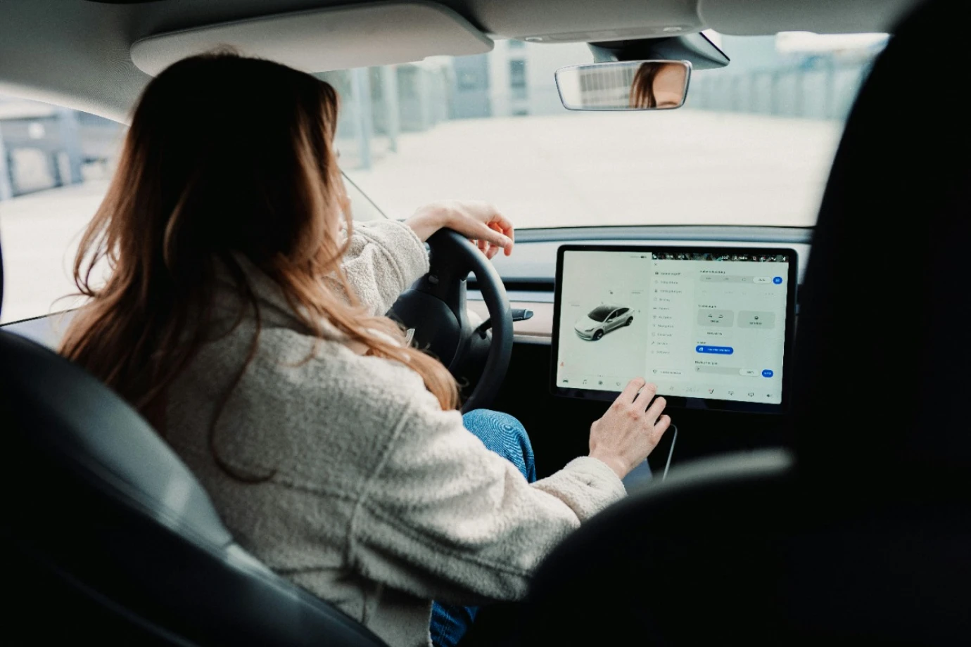 Vrouwelijke autobestuurder Vrouwelijke autobestuurder