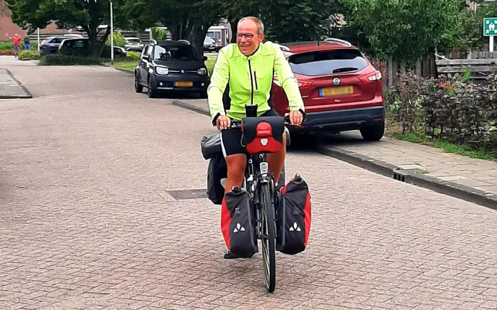 Henk arriveert thuis vanuit Rome met de fiets