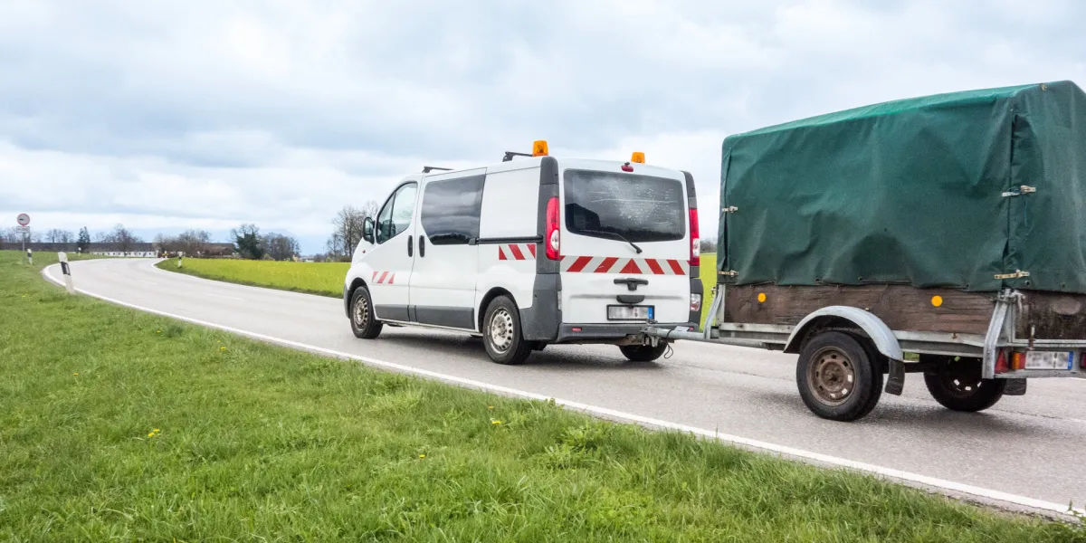 aanhanger Busje met aanhanger onderweg