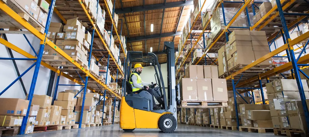reachtruck Reachtruck bestuurder aan het werk