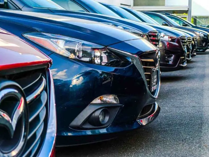 autopark parkeergarage Auto's geparkeerd op een rij