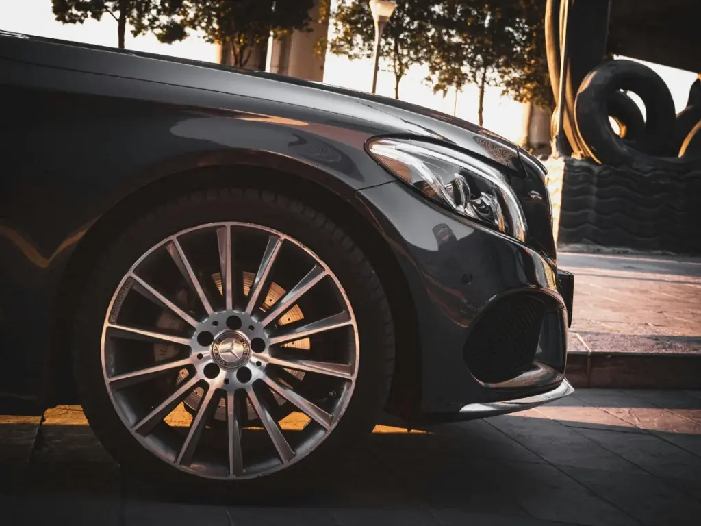 Hiker boeken rechter voorkant Mercedes Benz auto