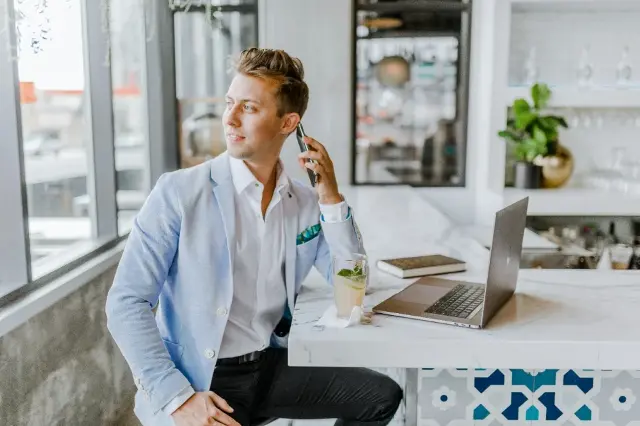 Man aan het telefoneren Man aan het telefoneren
